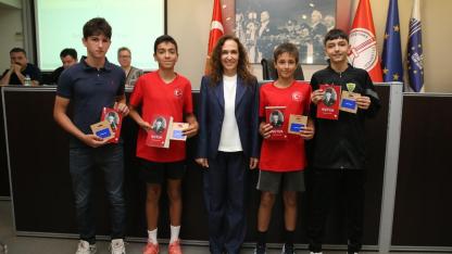 Başkan Ünsal’dan Karşıyaka’nın altın çocuklarına ödül