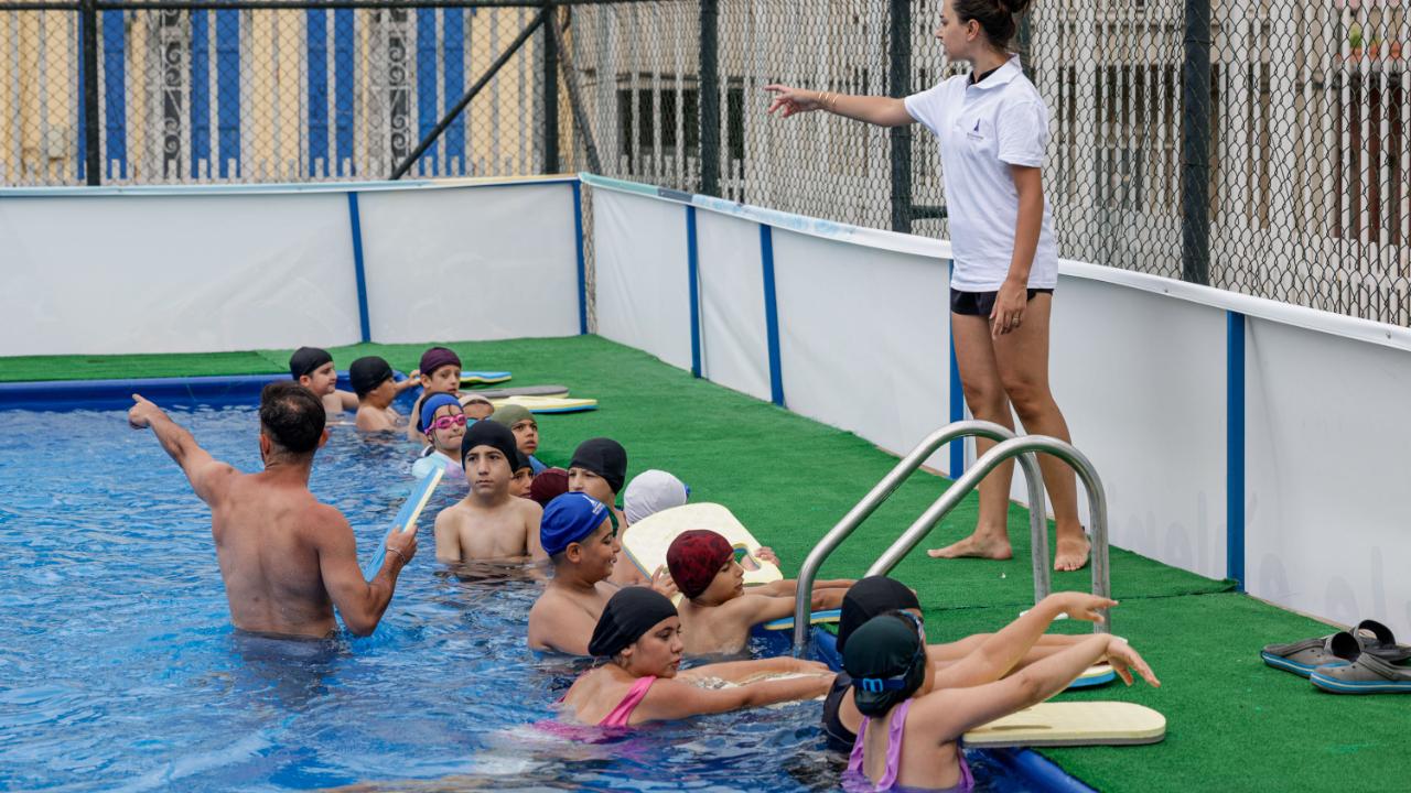 Büyükşehir’in portatif havuzu çocukların yazına neşe kattı