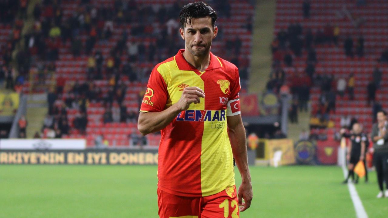 Göztepe'de İsmail Köybaşı futbolu bıraktı