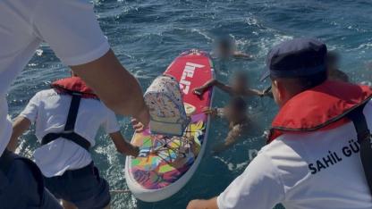 İzmir'de kürek sörfü yaparken sürüklenen 5 kişi kurtarıldı