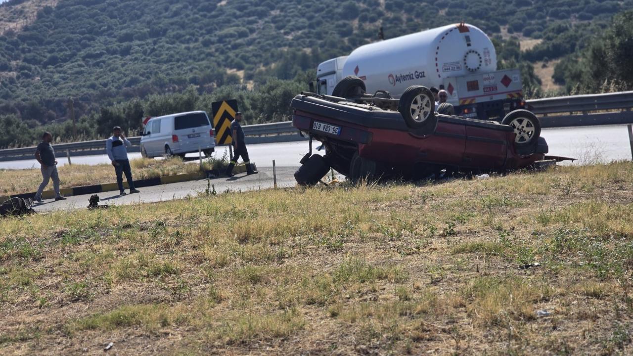 İzmir'de otomobil kazada ters döndü