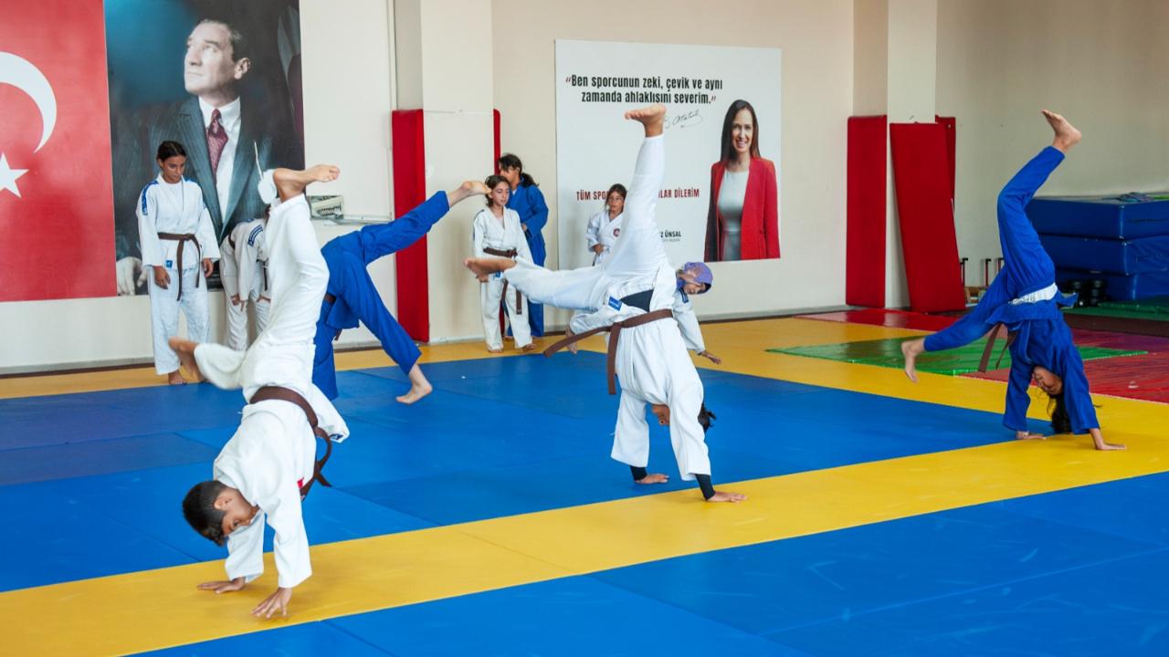 Karşıyaka’da Yaz Spor Okulları’na büyük ilgi