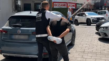 Torbalı'da oto galeriyi kurşunlayan 2 şüpheli tutuklandı