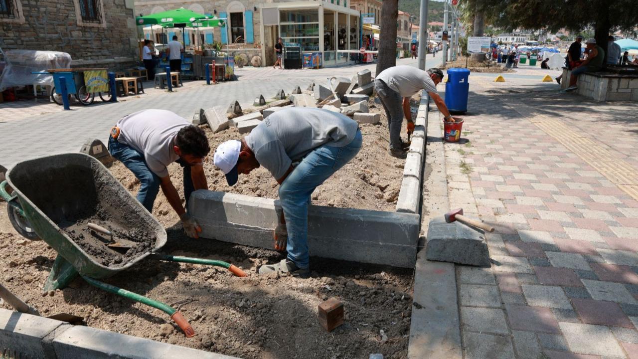 Yenifoça'da sahil düzenleme ve peyzaj çalışmaları başladı
