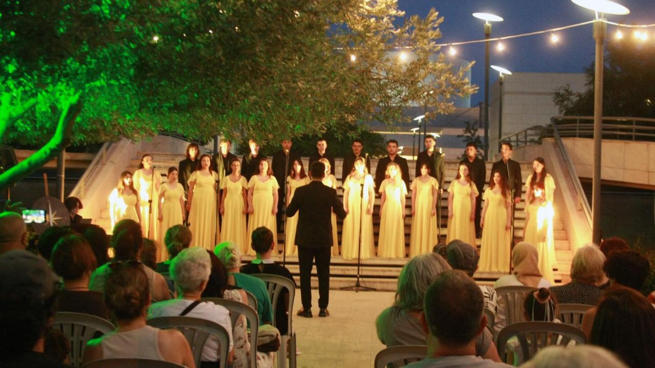 Zeytin altında yaza merhaba dediler