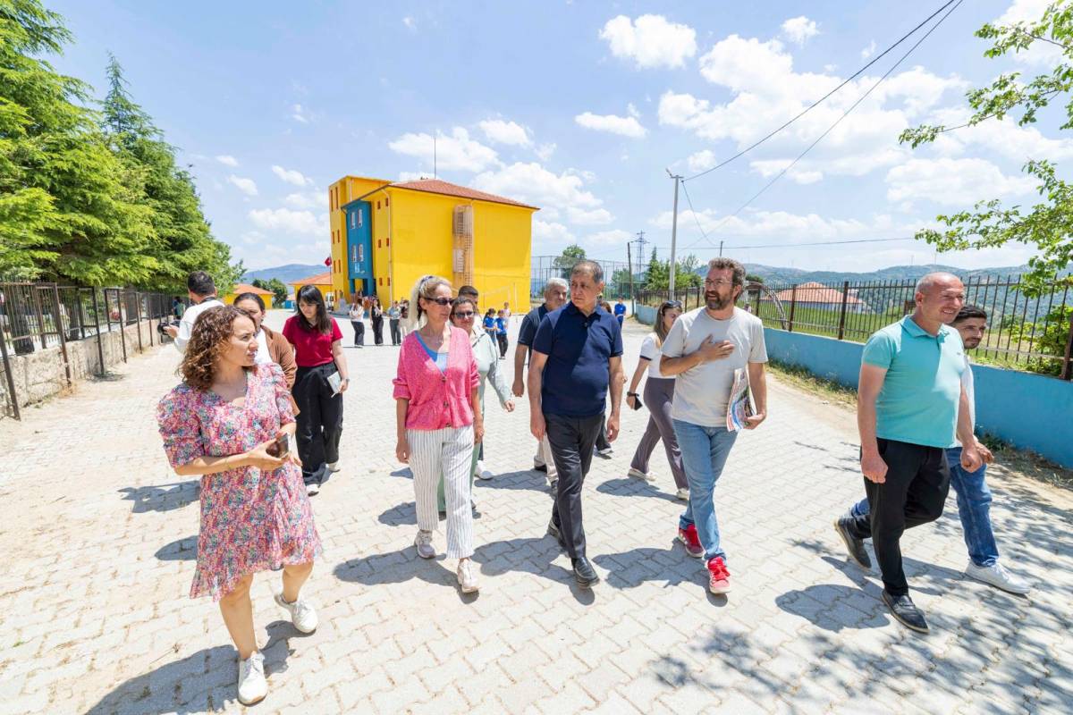 Başkan Tugay’dan Kirazlı çocuklara karne hediyesi