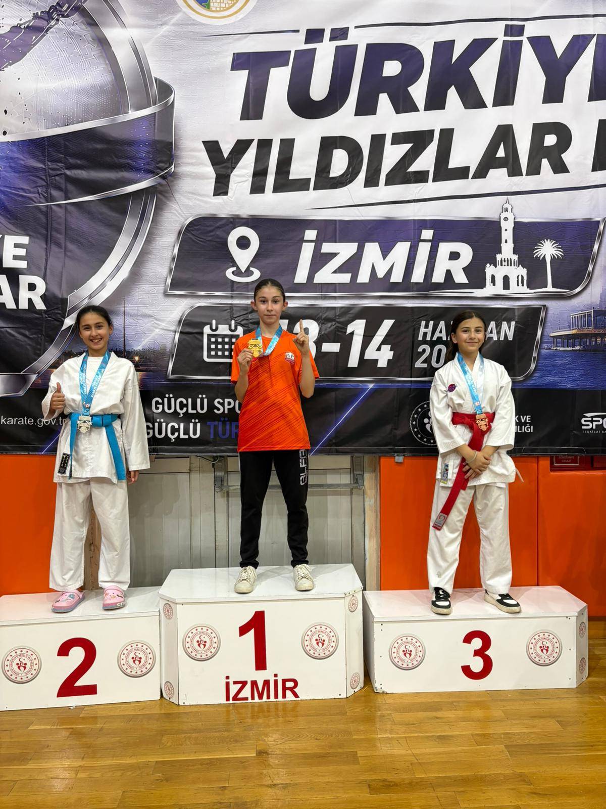 Aliağalı Karateciler Ege Ligi'nden 12 Madalya ile Döndü