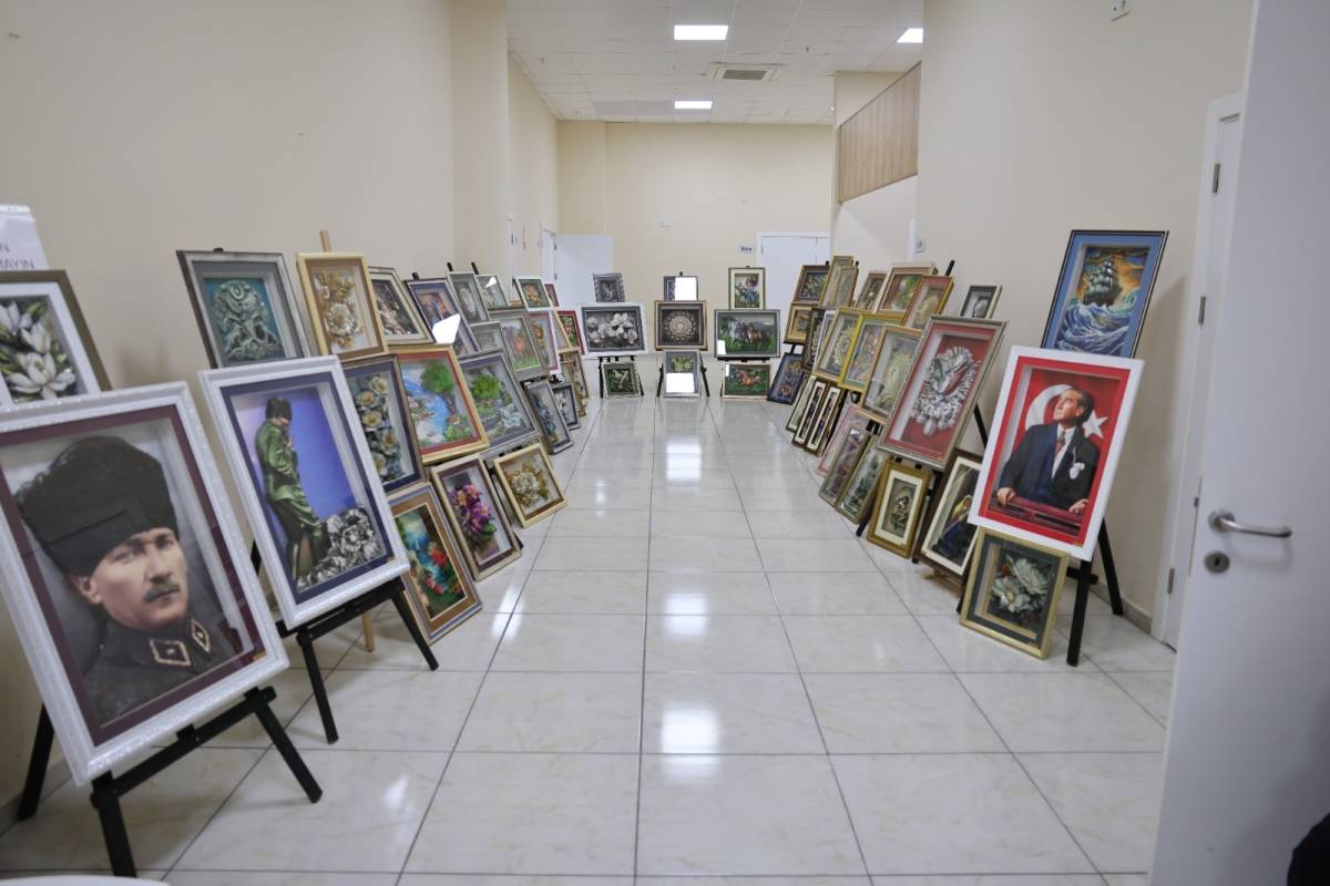 Bayraklı'nın üreten kadınları eserlerini sergiledi