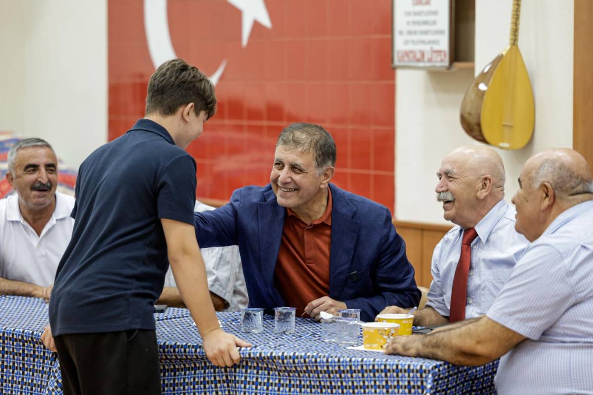 Başkan Tugay aşure lokmasını paylaştı