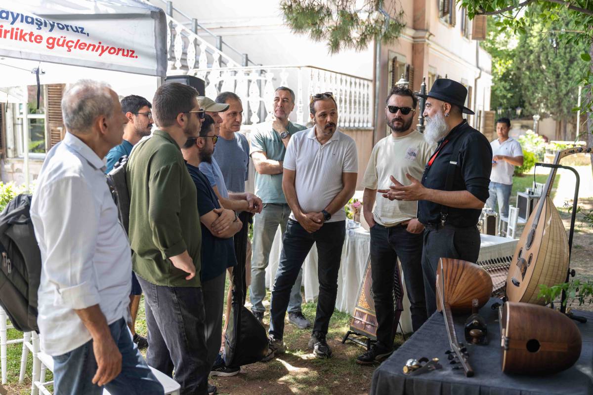 Bornova’da çalgı yapımının büyüsü yaşandı