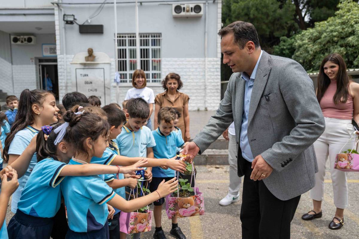 Bornovalı minik eller toprakla buluşuyor