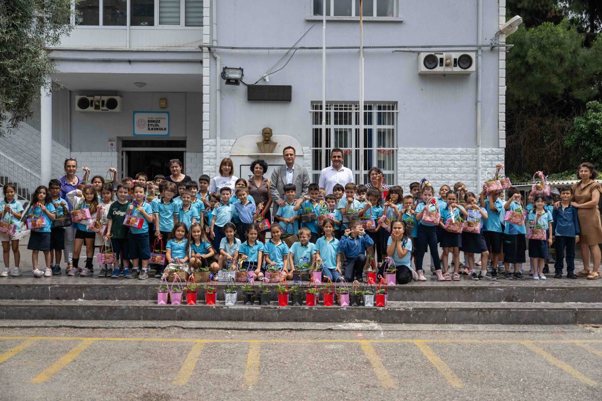 Bornovalı minik eller toprakla buluşuyor