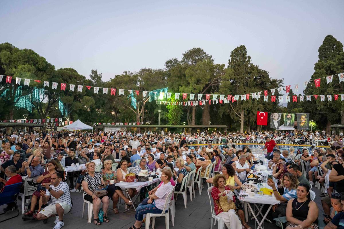 Büyükpark’ta 3500 kişilik aşure lokması paylaşıldı