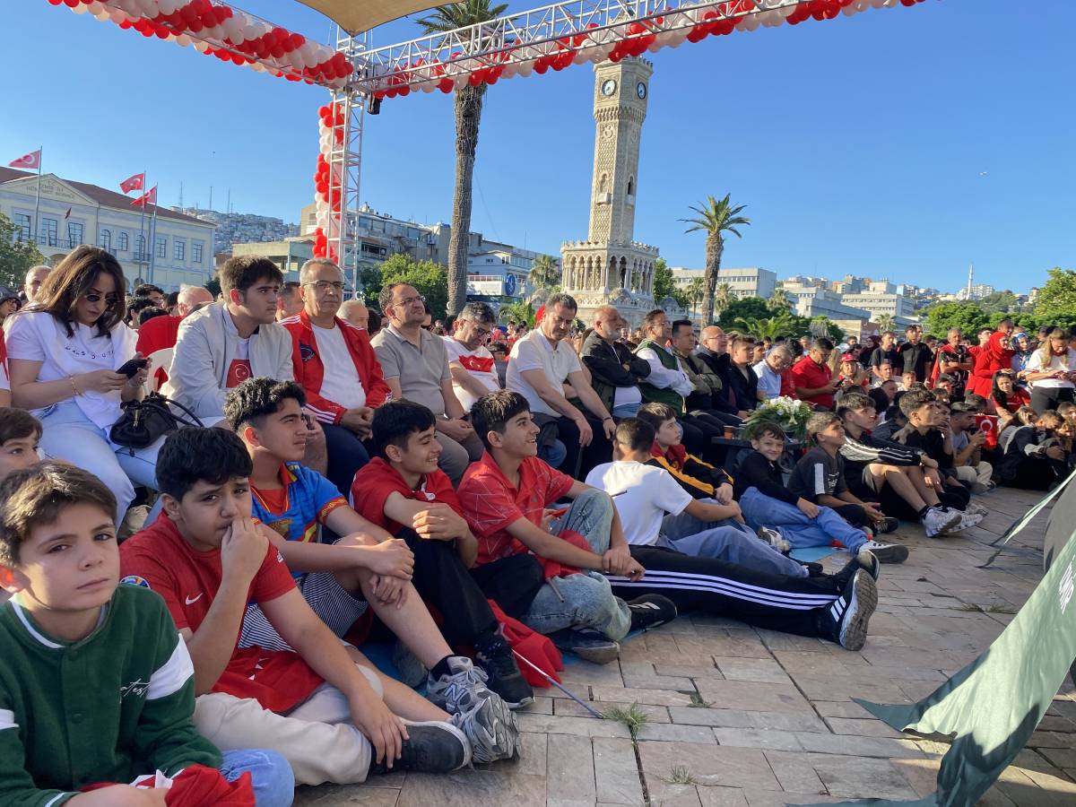 İzmir'de milli heyecan meydanlara taştı
