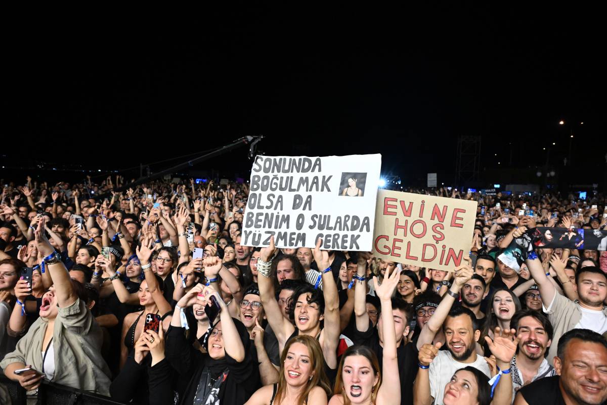 Şebnem Ferah 6 yıl aradan sonra İzmir'de sahne aldı