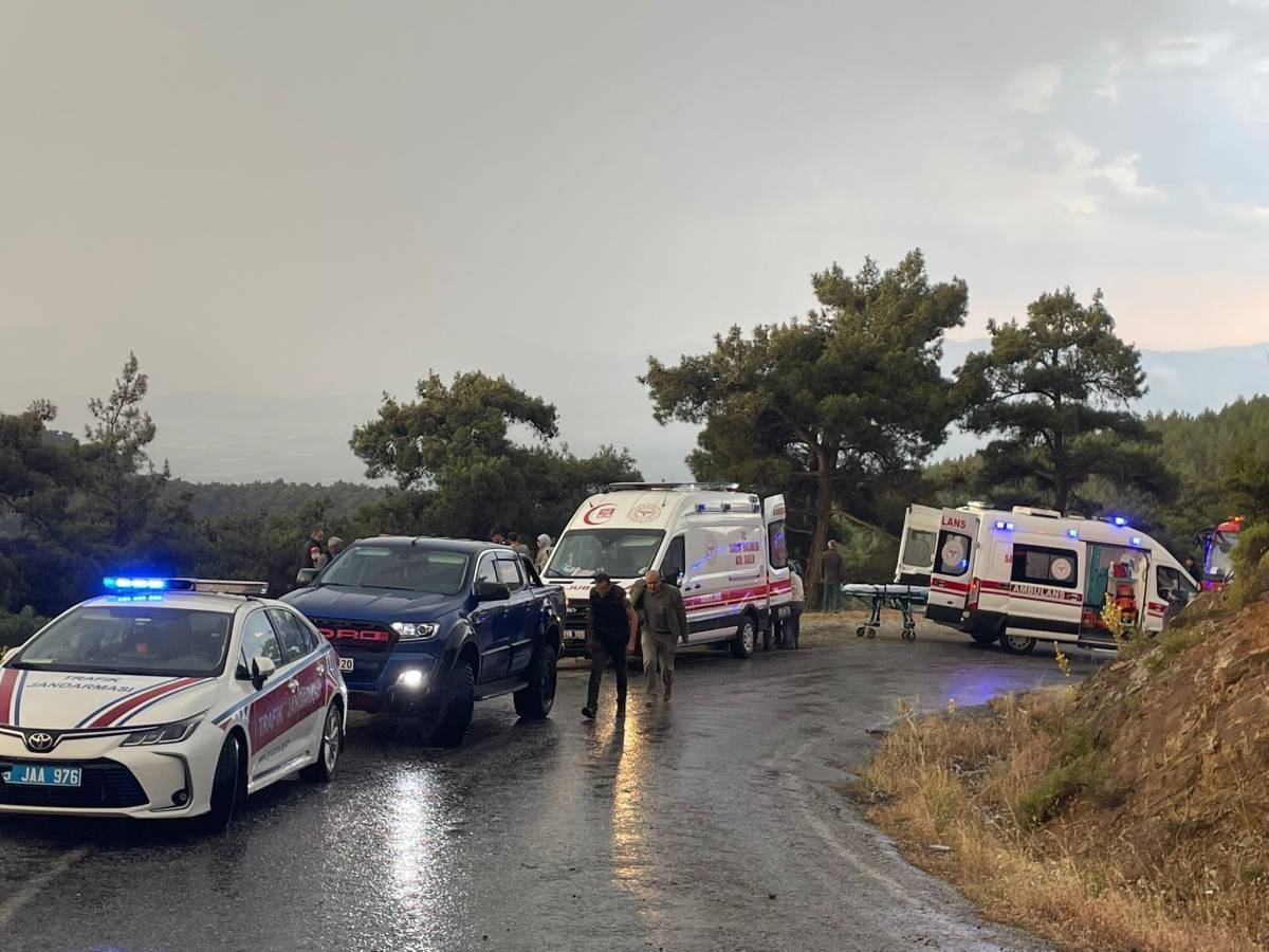 İzmir'de işçi servisi şarampole devrildi: 22 yaralı