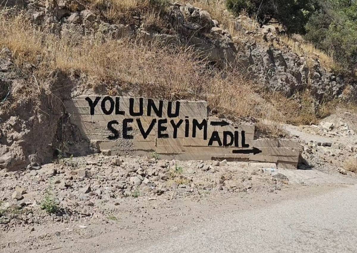 İzmir'de bozuk yol isyan ettirdi, vatandaş çileyi duvarlara yazdı