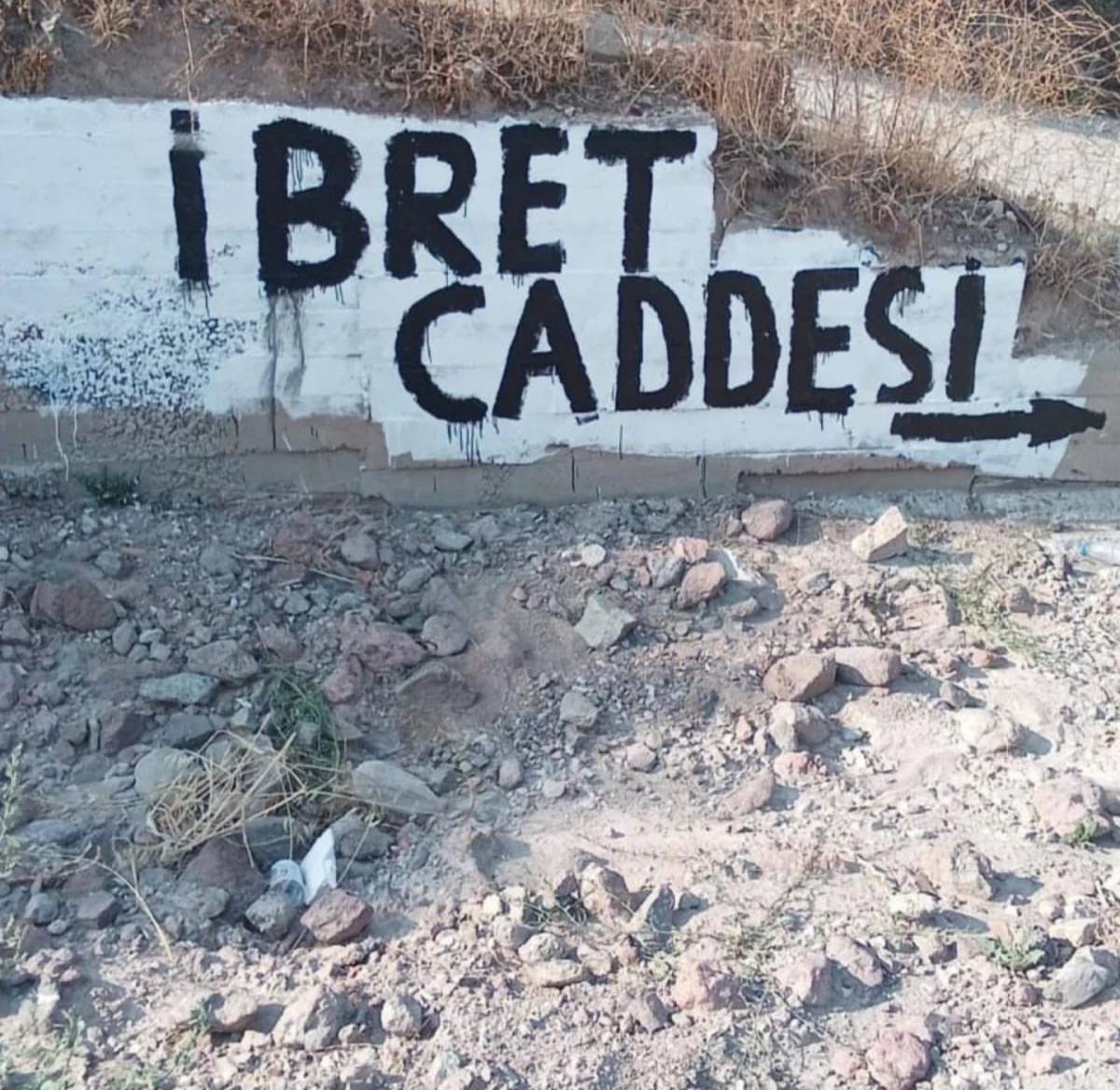 İzmir'de bozuk yol isyan ettirdi, vatandaş çileyi duvarlara yazdı
