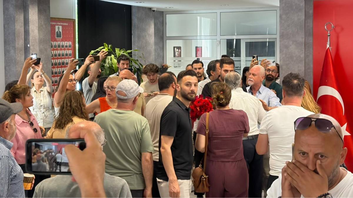 CHP İzmir İl Başkanlığı'nda 'Karanfil' gerginliği