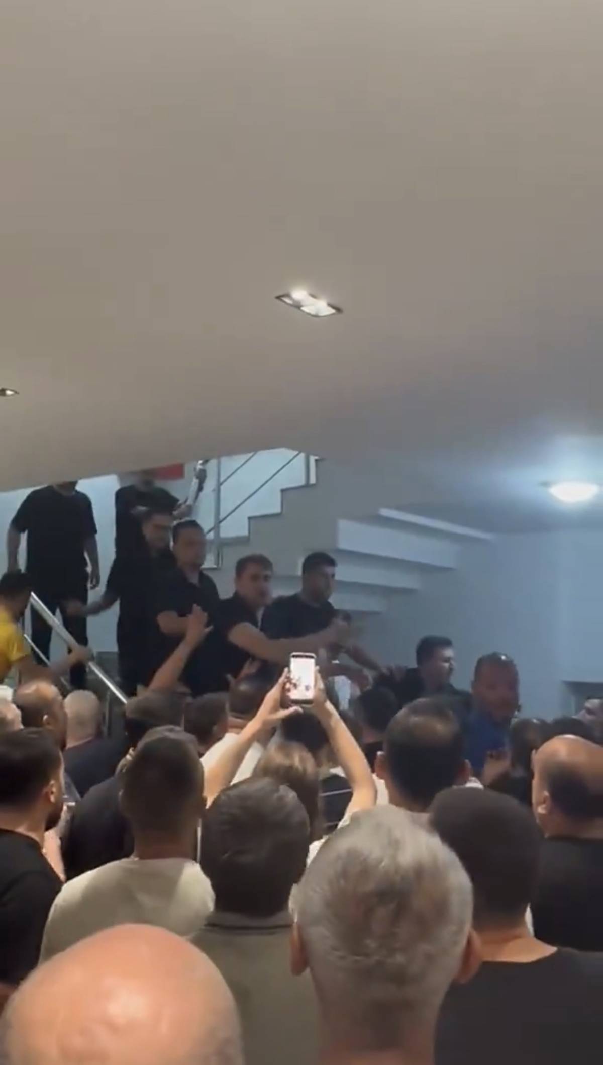 CHP İzmir'de olaylı gece