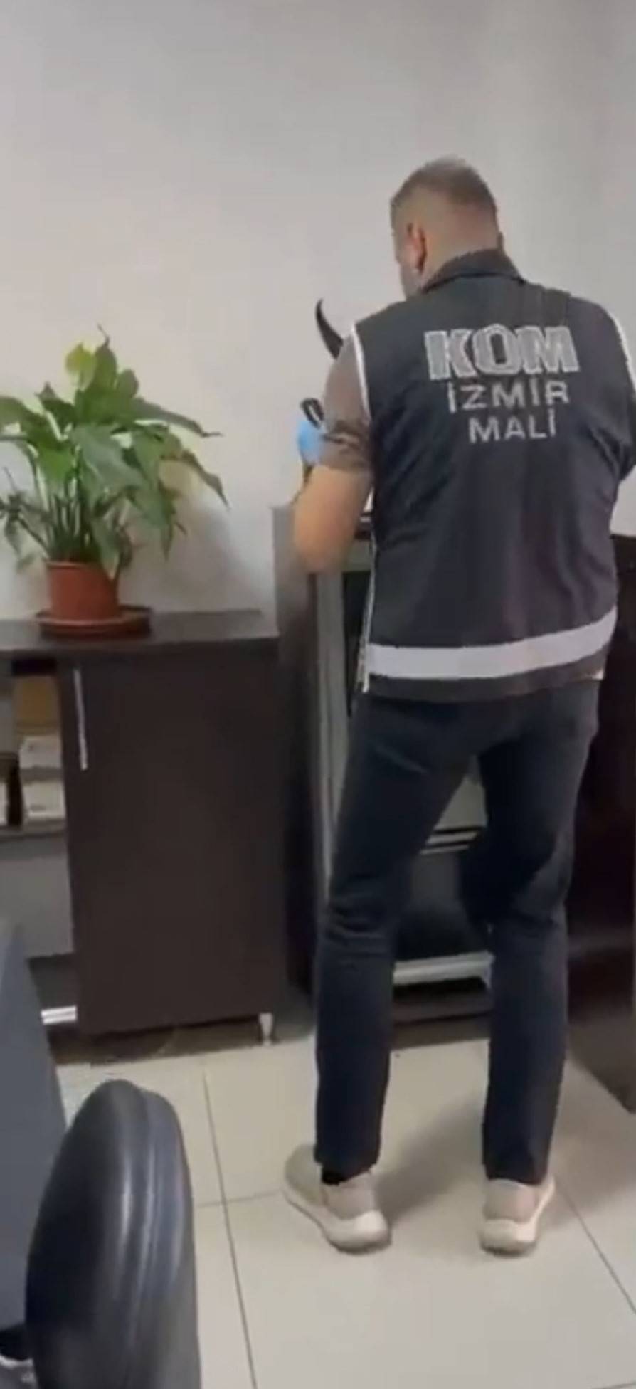 Başkan yardımcısının odasından ruhsatsız silah çıktı