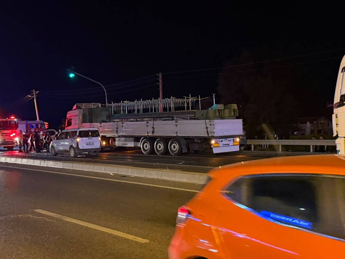 İzmir'de kırmızı ışıkta bekleyen araçlara tır çarptı