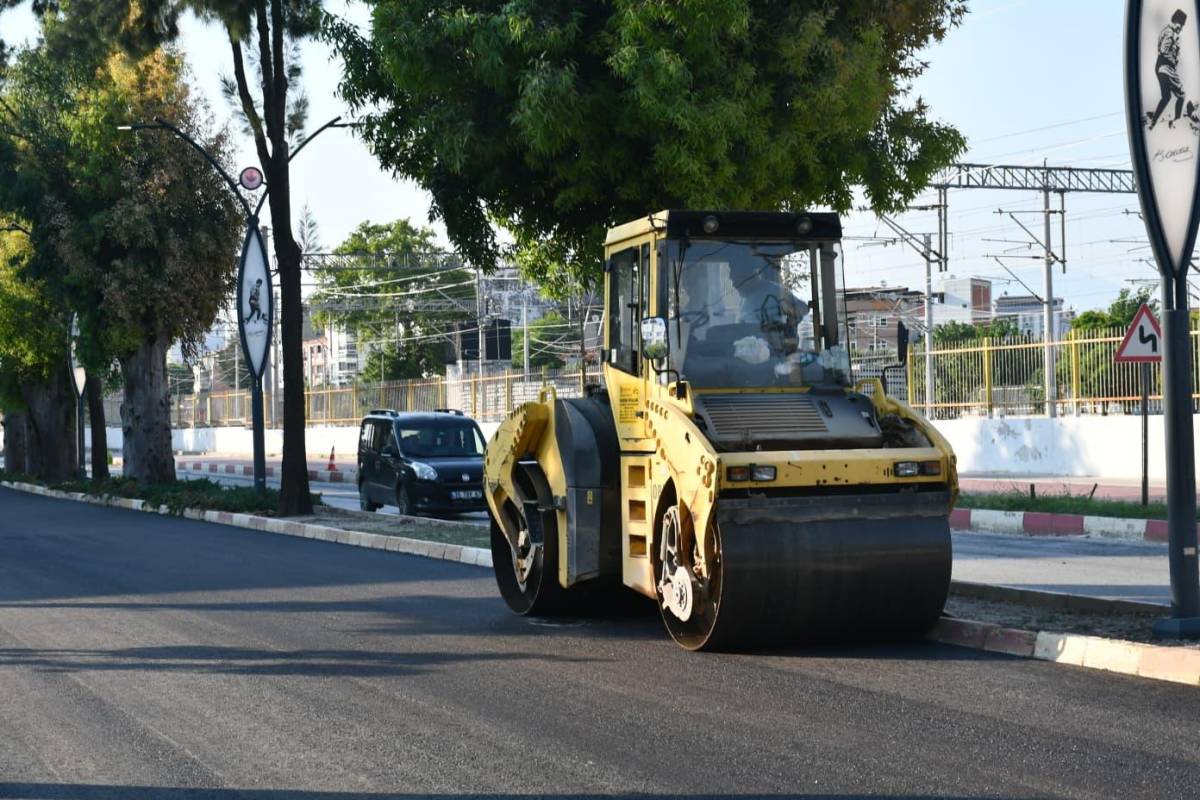 Başkan Tugay asfalt çalışmalarını yerinde inceledi