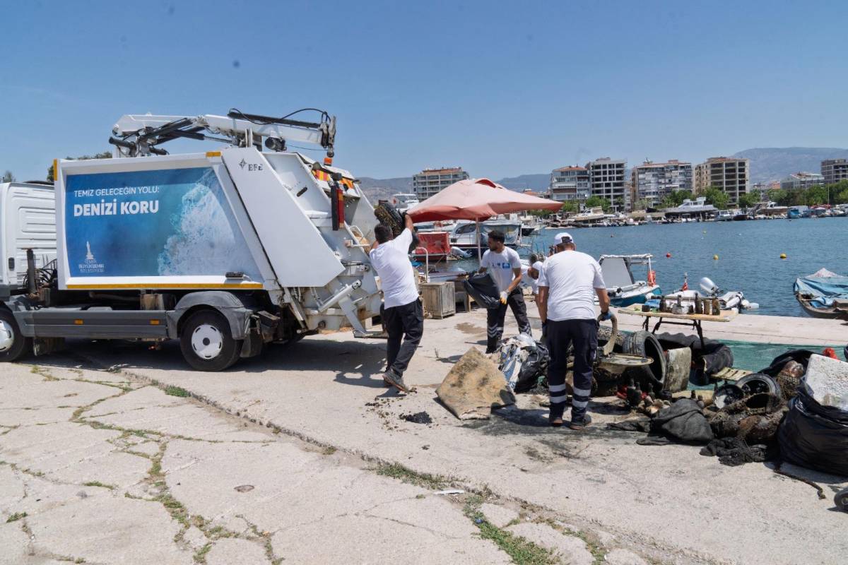 Araba lastiği, masa, sandalye de çıktı klozet kapağı da