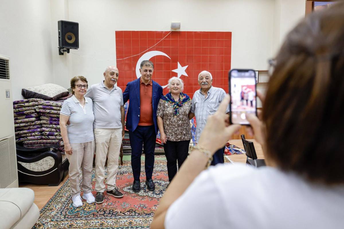 Başkan Tugay aşure lokmasını paylaştı