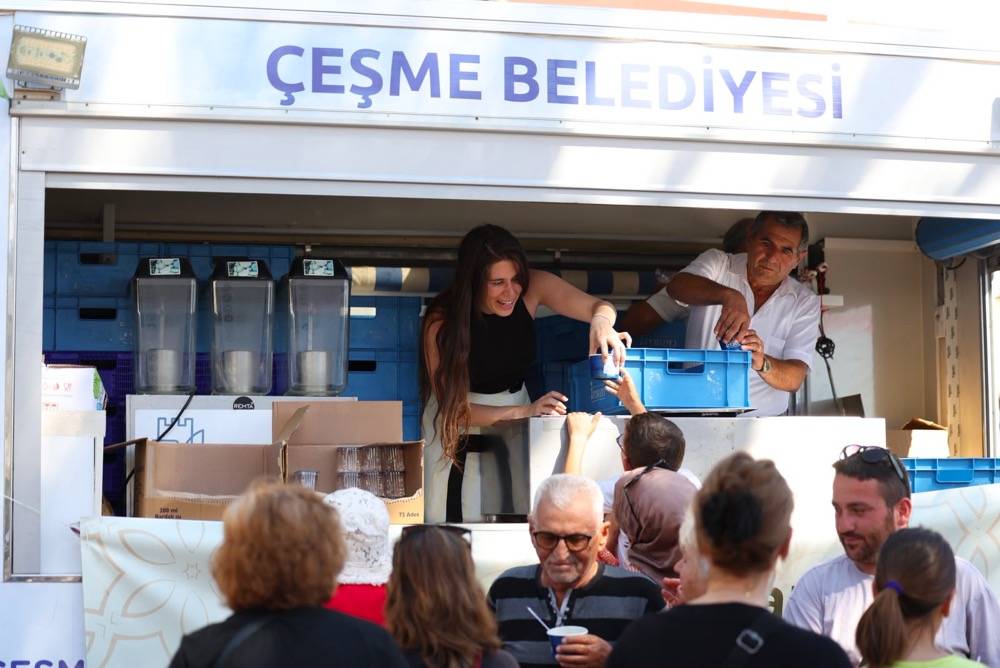 Çeşme'de aşure lokması paylaşıldı