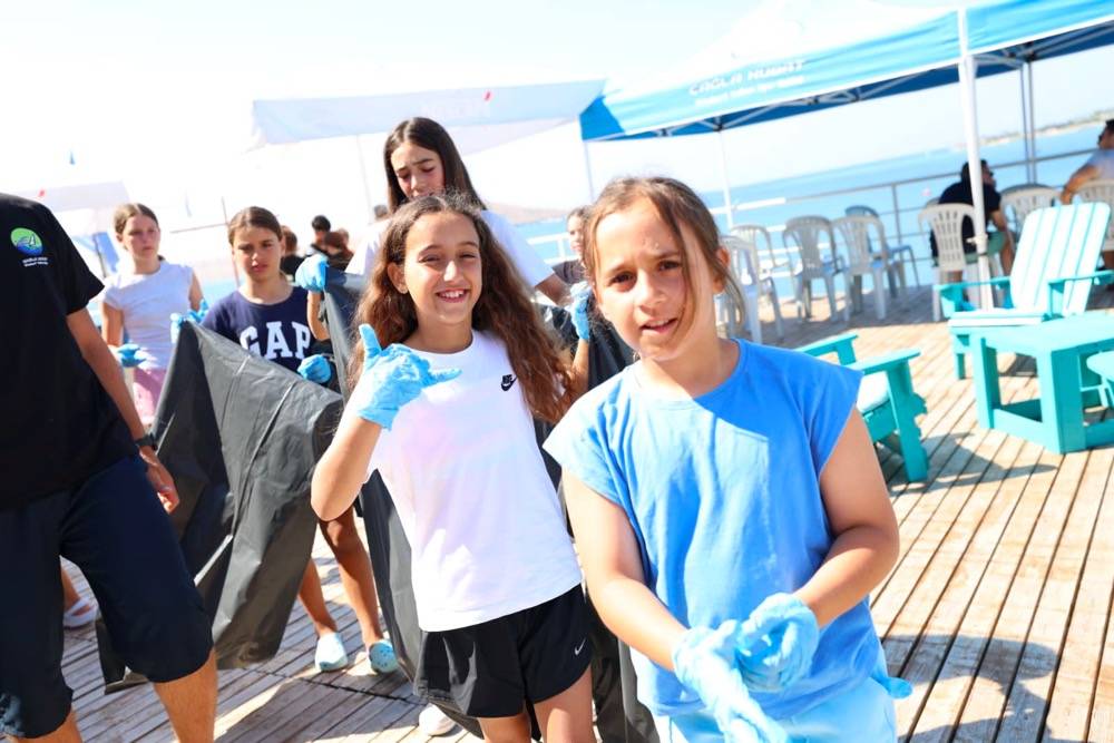 Çeşme’de aynı gün iki ayrı noktada çevre seferberliği
