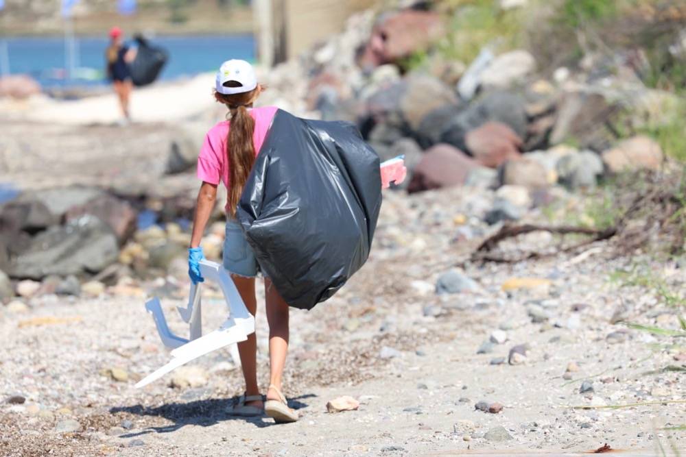 Çeşme’de aynı gün iki ayrı noktada çevre seferberliği
