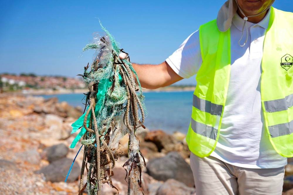 Çeşme’de aynı gün iki ayrı noktada çevre seferberliği