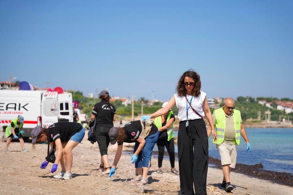 Çeşme’de aynı gün iki ayrı noktada çevre seferberliği