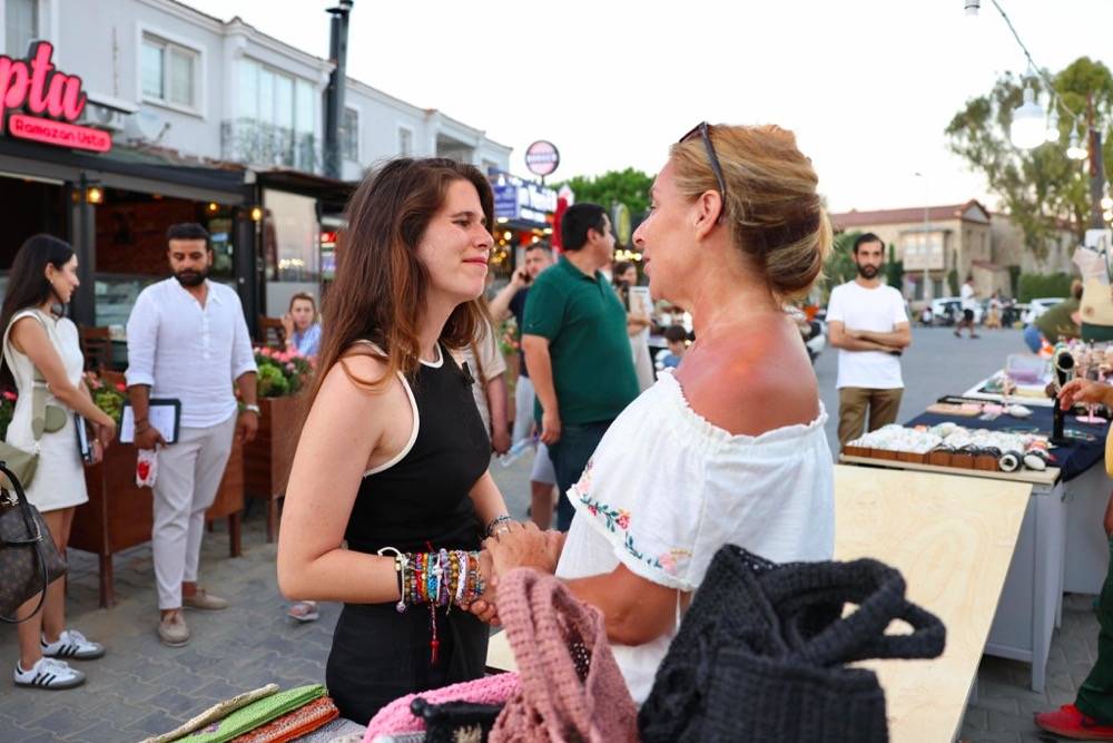 Çeşme’de kadın emeği gece pazarlarında hayat buluyor