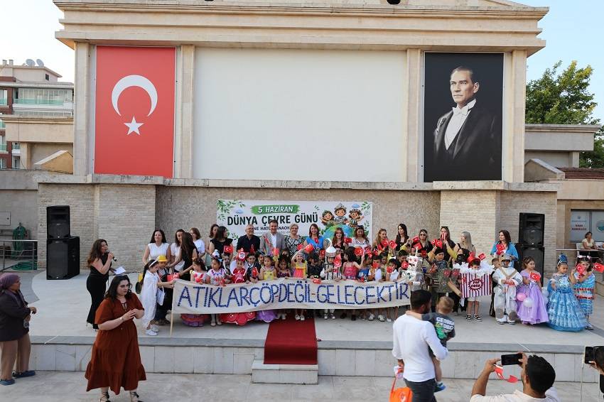 Menderes’te Öğrencilerden Duyarlı Defile