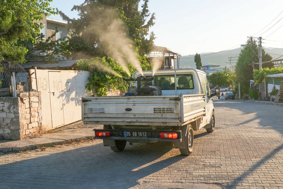Gaziemir'de ilaçlama çalışmaları yoğun tempoda sürüyor