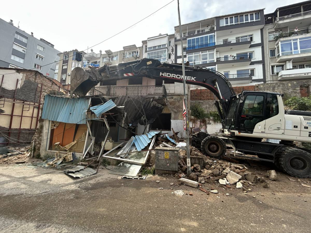 Konak’ta metruk bina yıkımları tam gaz devam ediyor