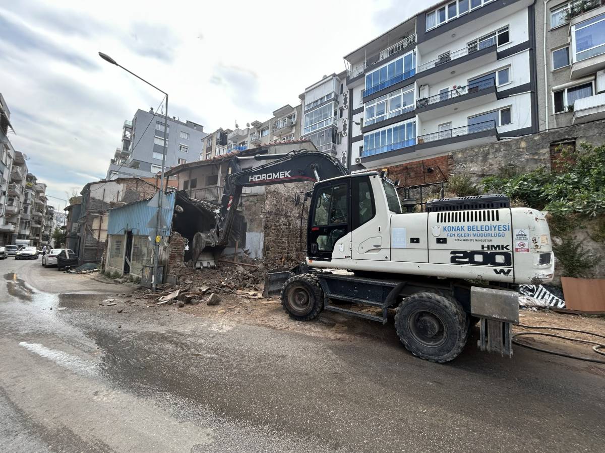 Konak’ta metruk bina yıkımları tam gaz devam ediyor