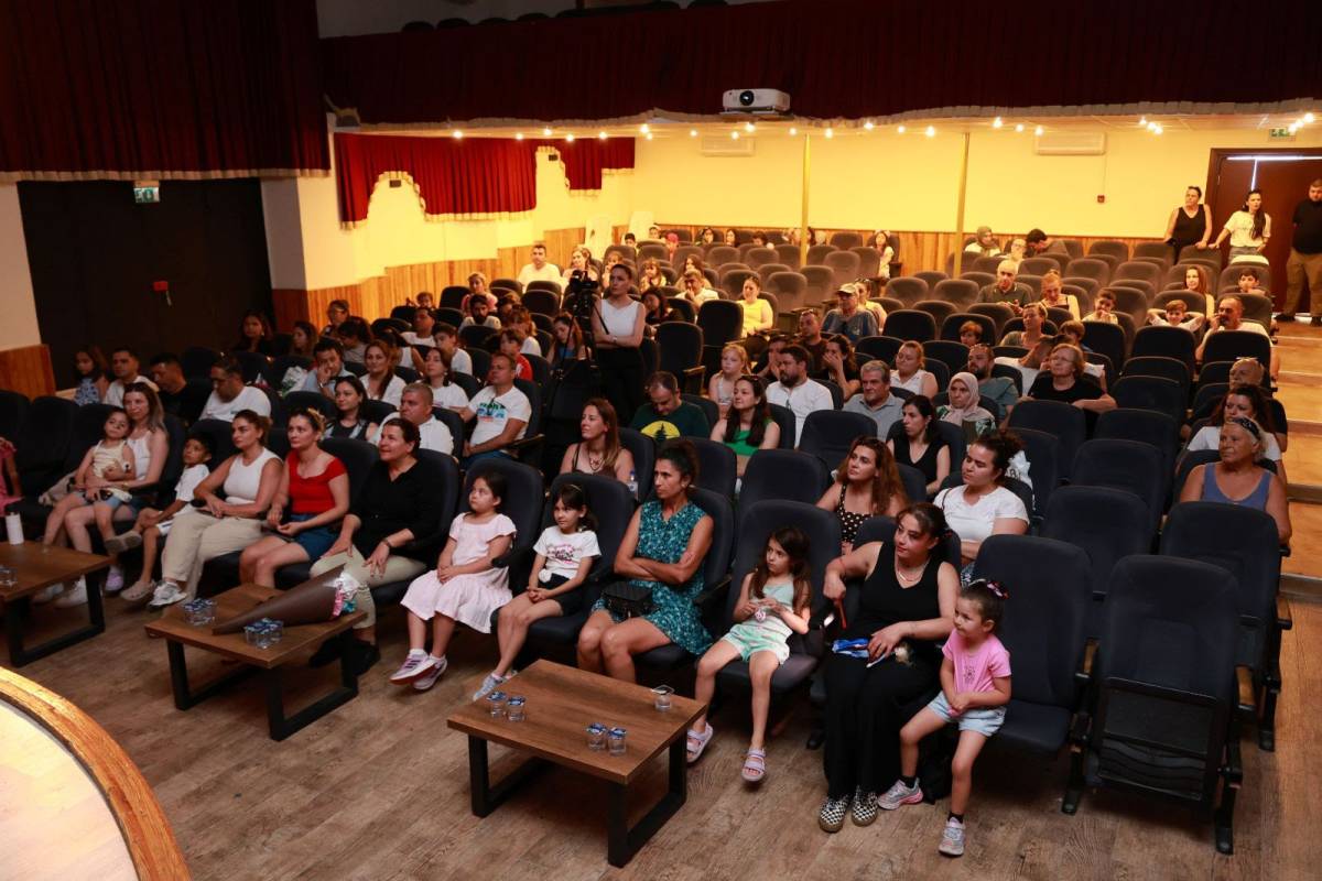 Foça’da Tiyatro Dolu Bir Gün Yaşandı