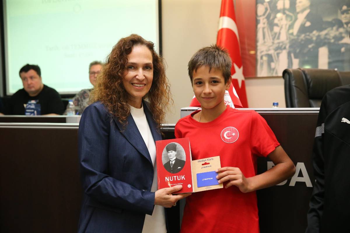 Başkan Ünsal’dan Karşıyaka’nın altın çocuklarına ödül