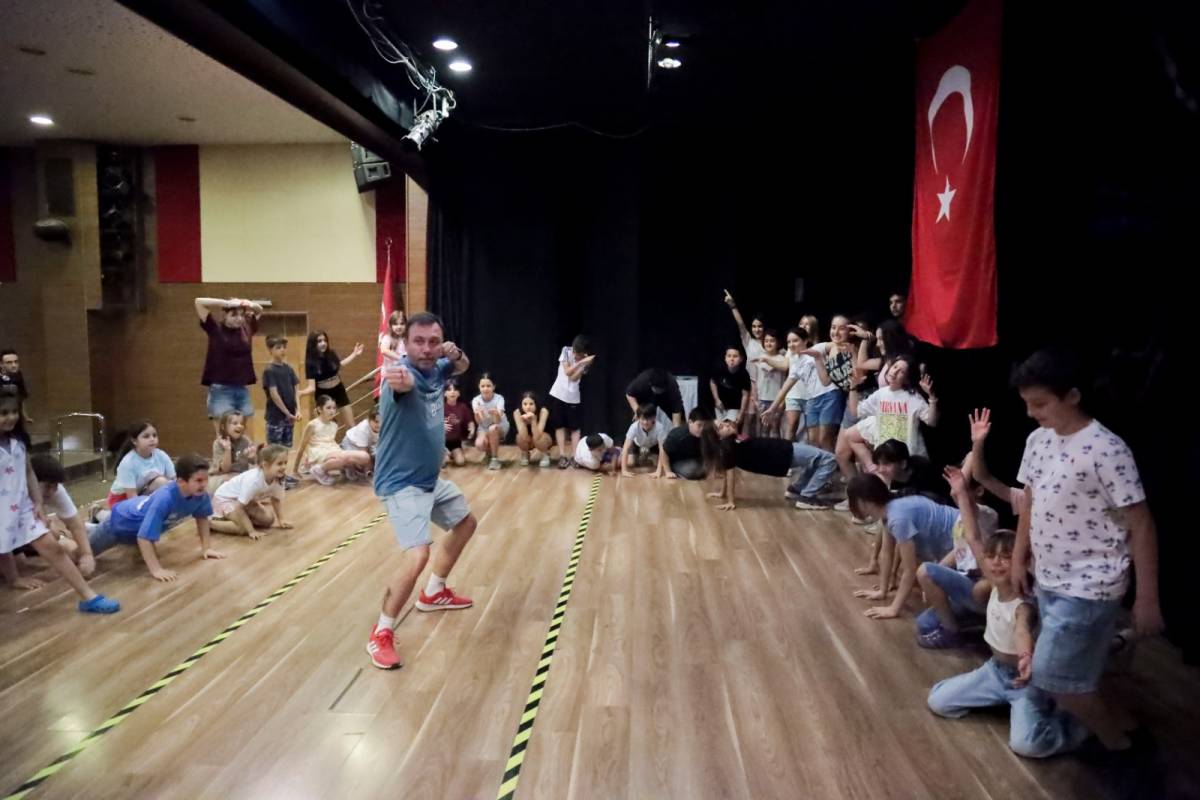 Tiyatronun yeni yetenekleri Karşıyaka’da yetişiyor
