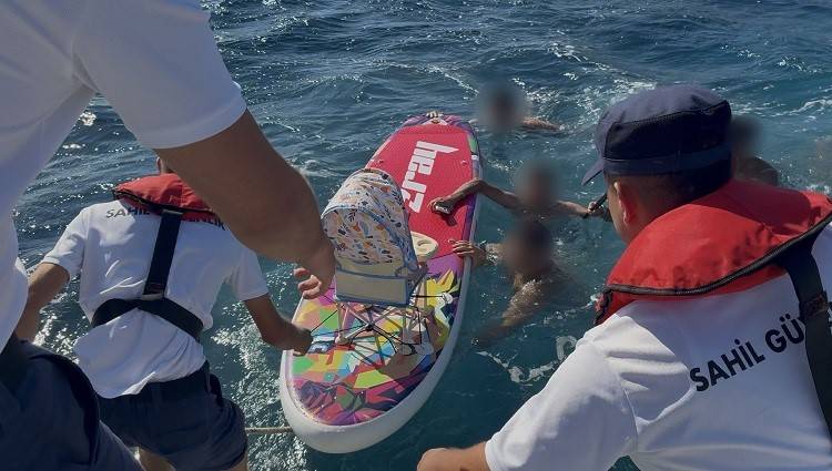 İzmir'de kürek sörfü yaparken sürüklenen 5 kişi kurtarıldı