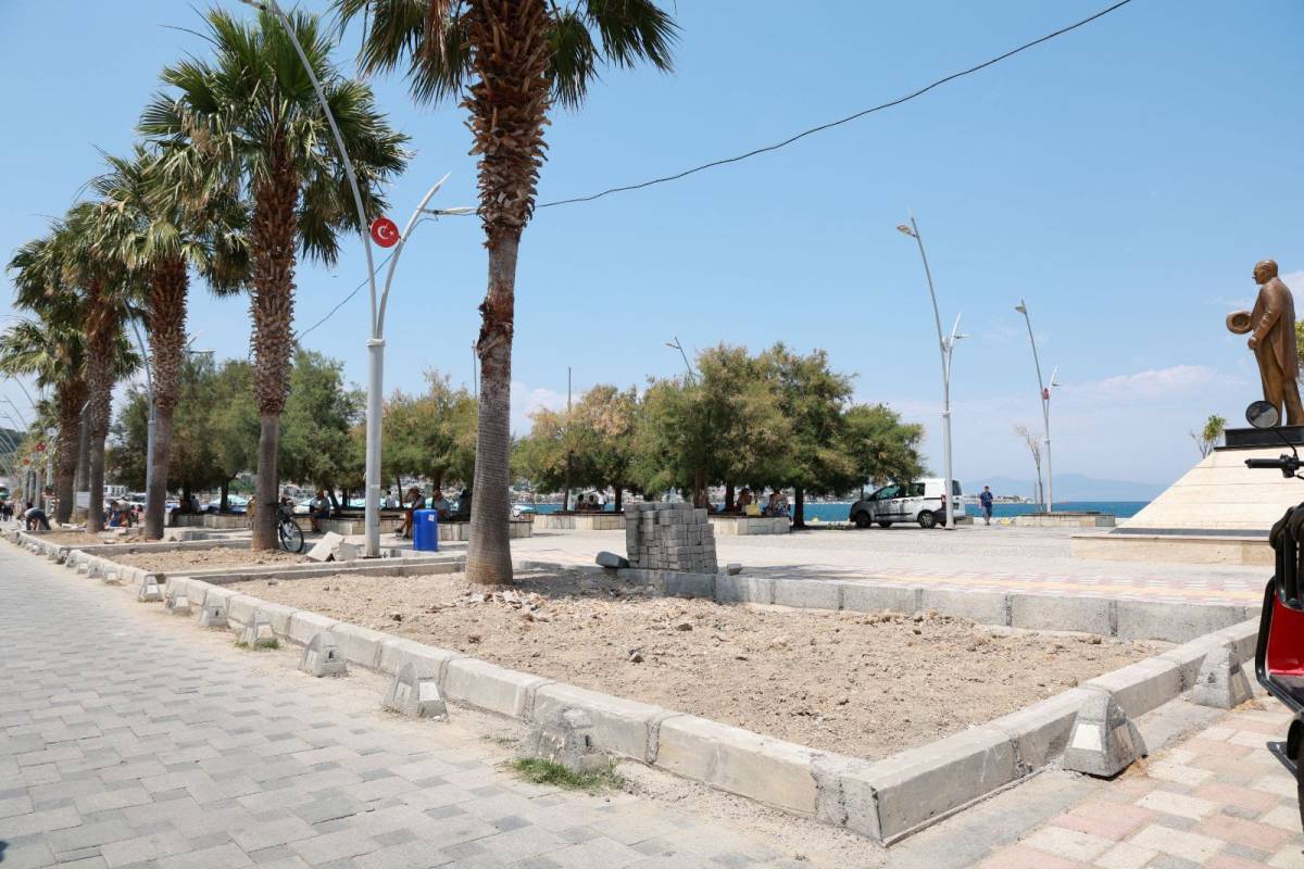 Yenifoça'da sahil düzenleme ve peyzaj çalışmaları başladı