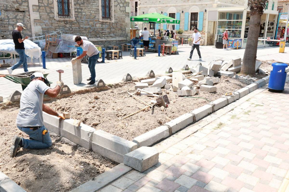 Yenifoça'da sahil düzenleme ve peyzaj çalışmaları başladı