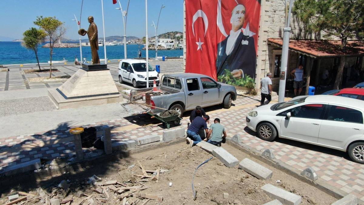 Yenifoça'da sahil düzenleme ve peyzaj çalışmaları başladı