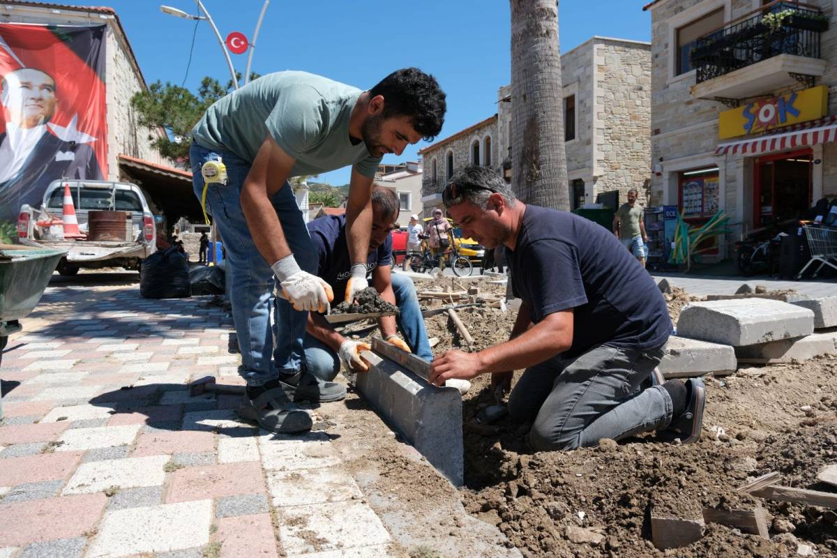 Yenifoça'da sahil düzenleme ve peyzaj çalışmaları başladı